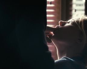 Haley Bennett, Emily Blunt naked - Girl On The Train (2016)