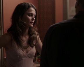 Keri Russell, Holly Taylor - The Americans S05E02 (2017)