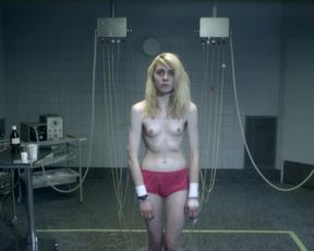 Frederikke Dahl Hansen, Victoria Carmen Sonne nackt – Teenland (2014)