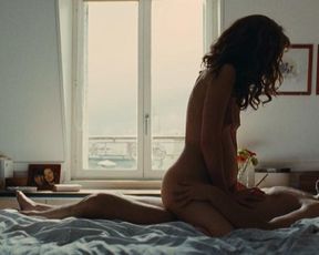 Louise Bourgoin nude – Un heureux evenement (2011)