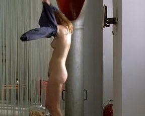 Barbora Bobulova nude – Tartarughe sul dorso (2004)