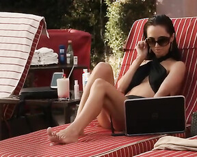 Eliza Dushku sexy – The Saint (2017)