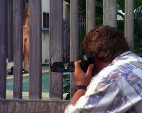 Frances McDormand, Lori Singer naked – Short Cuts (1993)