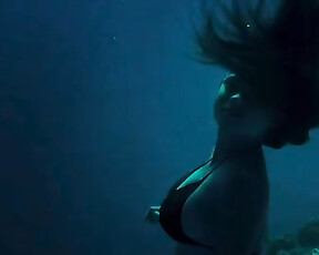 Teresa Palmer bikini – Point Break (2015)