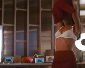 Rachel Nichols, Zoe Saldana hot scene – Star Trek (2009)