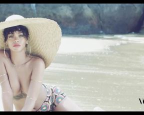 Rihanna sexy – Vogue Brasil: Behind The Scenes (2014)