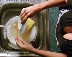 Penelope Cruz, Yohana Cobo naked – Volver (2006)