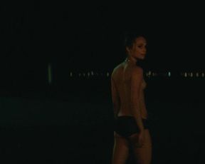 Alicia Vikander nackt – Son of a Gun (2014)