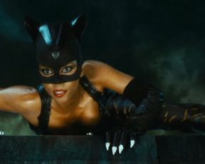 Halle Berry topless - Catwoman (2004)