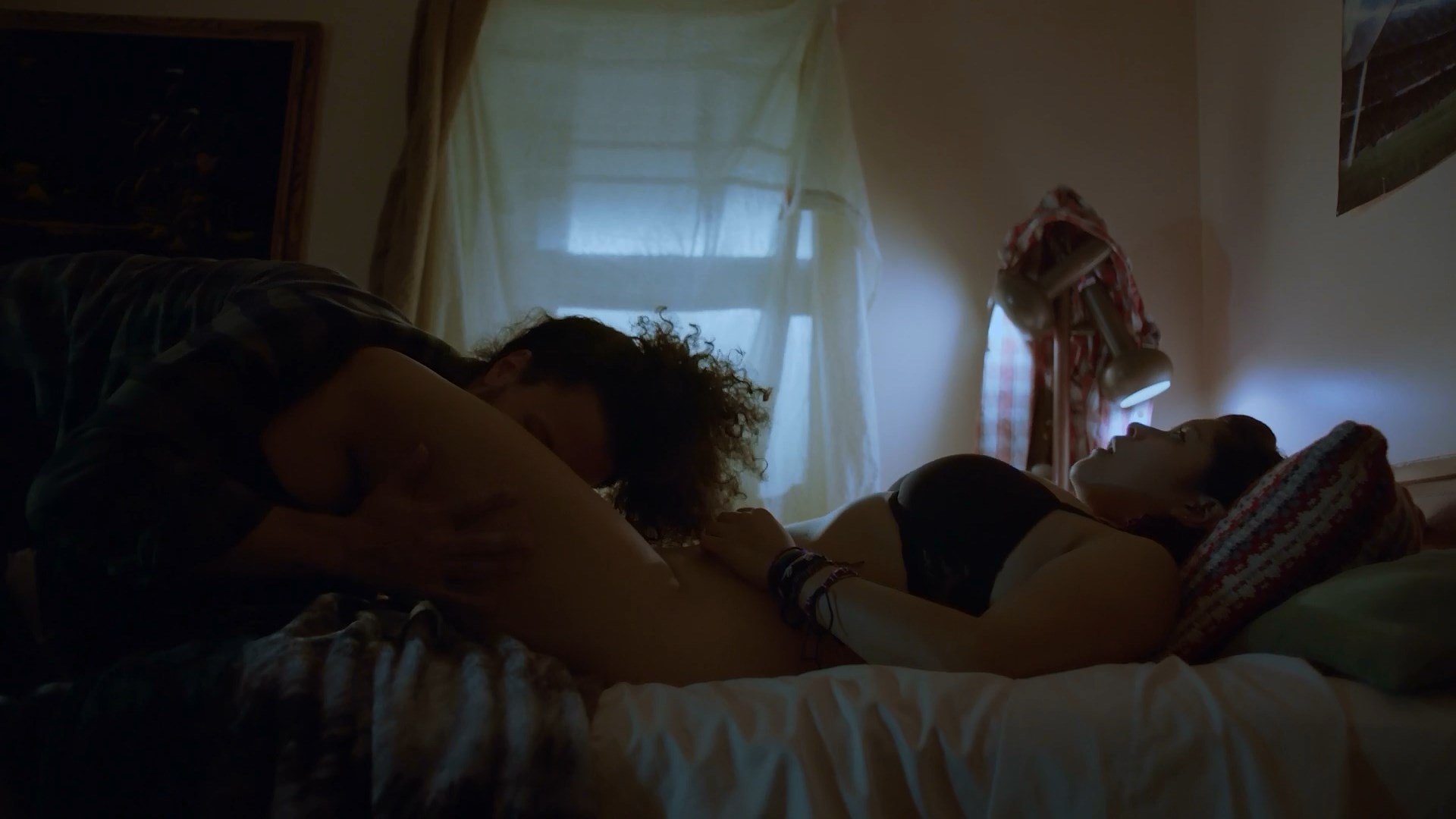 Almost nude Chelsea Rendon in a sex scene from the series Vida s02e02 (2019...