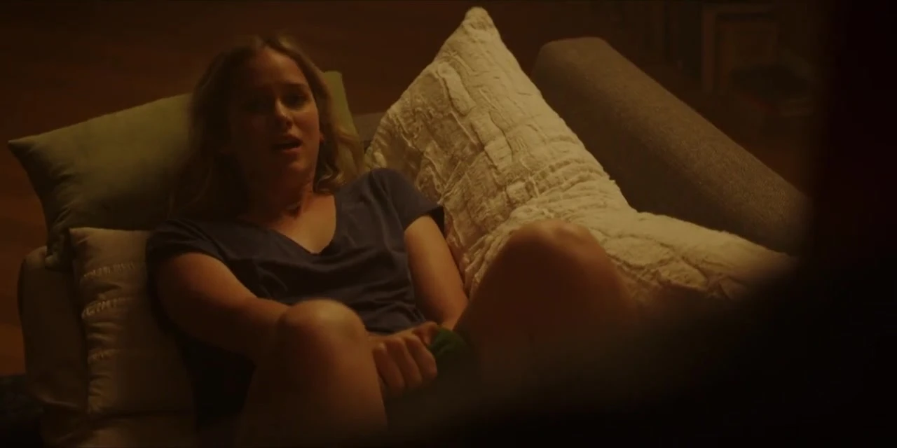 Elizabeth Lail nude - You s01e01 (2018)