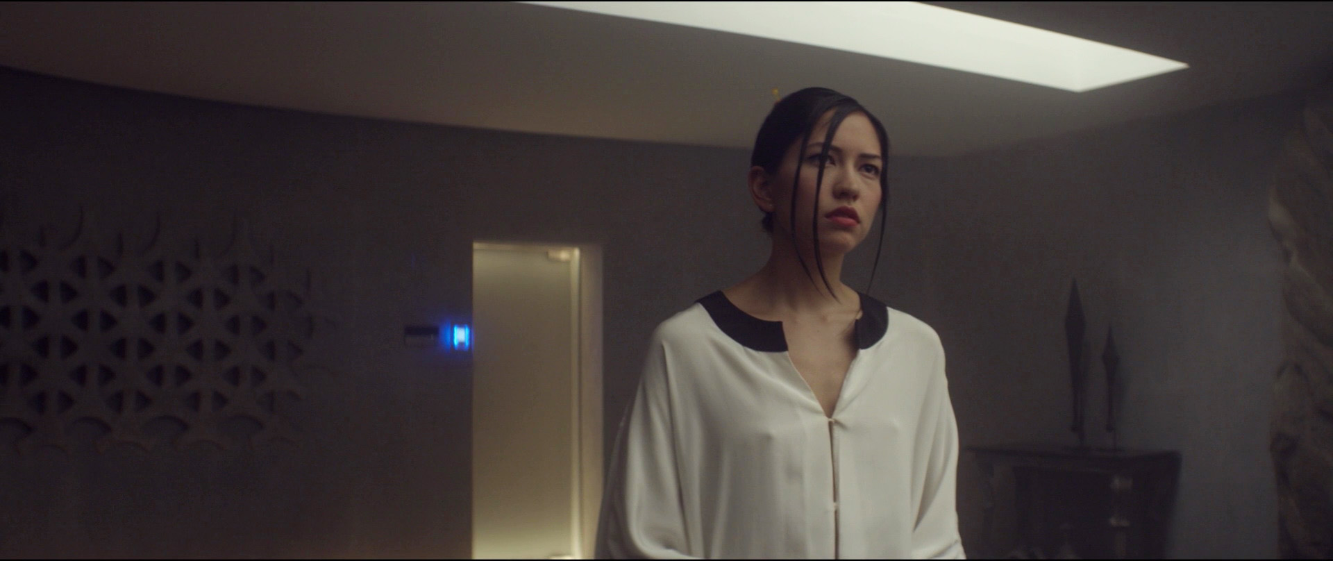 Sonoya Mizuno nude, Claire Selby nude, etc – Ex Machina (2015)