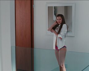 Julianne Moore, Amanda Seyfried, Nina Dobrev – Chloe (2009)