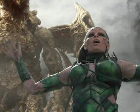 Elizabeth Banks, Naomi Scott - Power Rangers (2017)