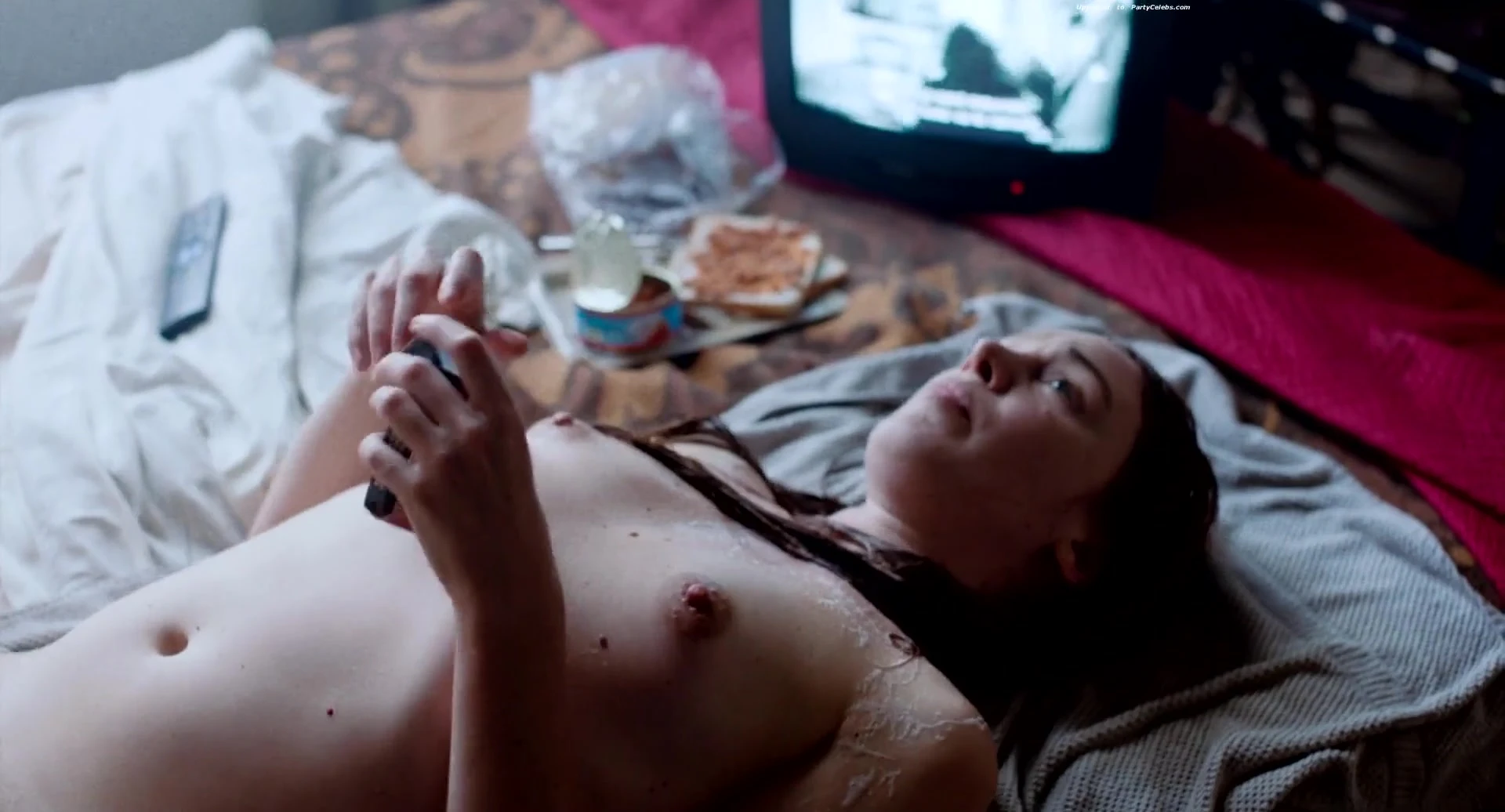 Leonie Simaga nude - Jeune Femme (2017)