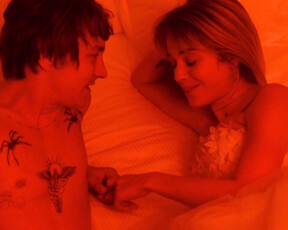 Alice Isaaz sex scene - Especes menacees (2017)