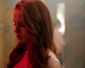 Madelaine Petsch Sexy - Riverdale s02e02 (2017)