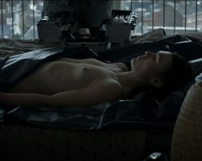 Emeline Fremont topless – Deux flics sur les docks s03e02 (2013)