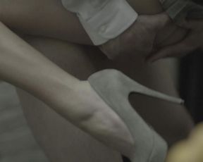 Kathleen Robertson nude – Boss s01e01 (2011)