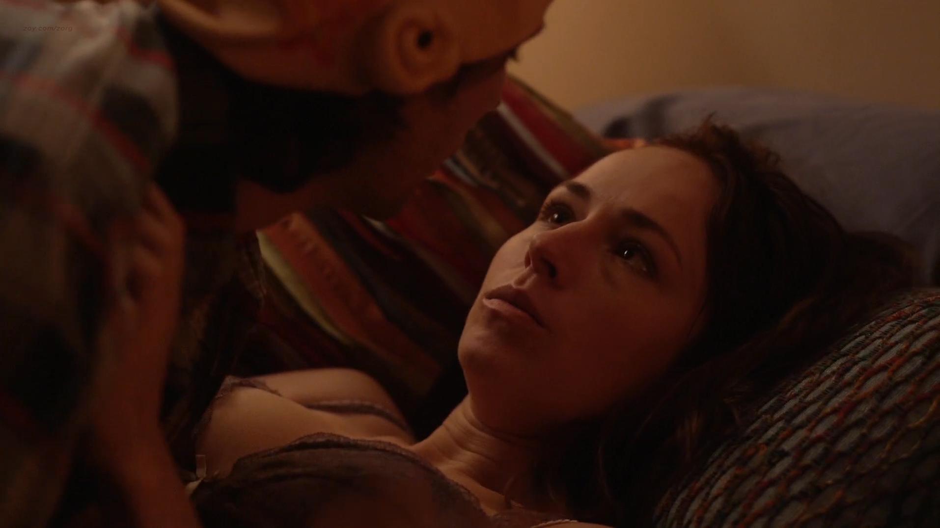 Sarah Goldberg sexy – Hindsight s01e04 (2015)