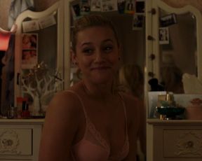 Lili Reinhart sexy – Riverdale s01e01 (2017)