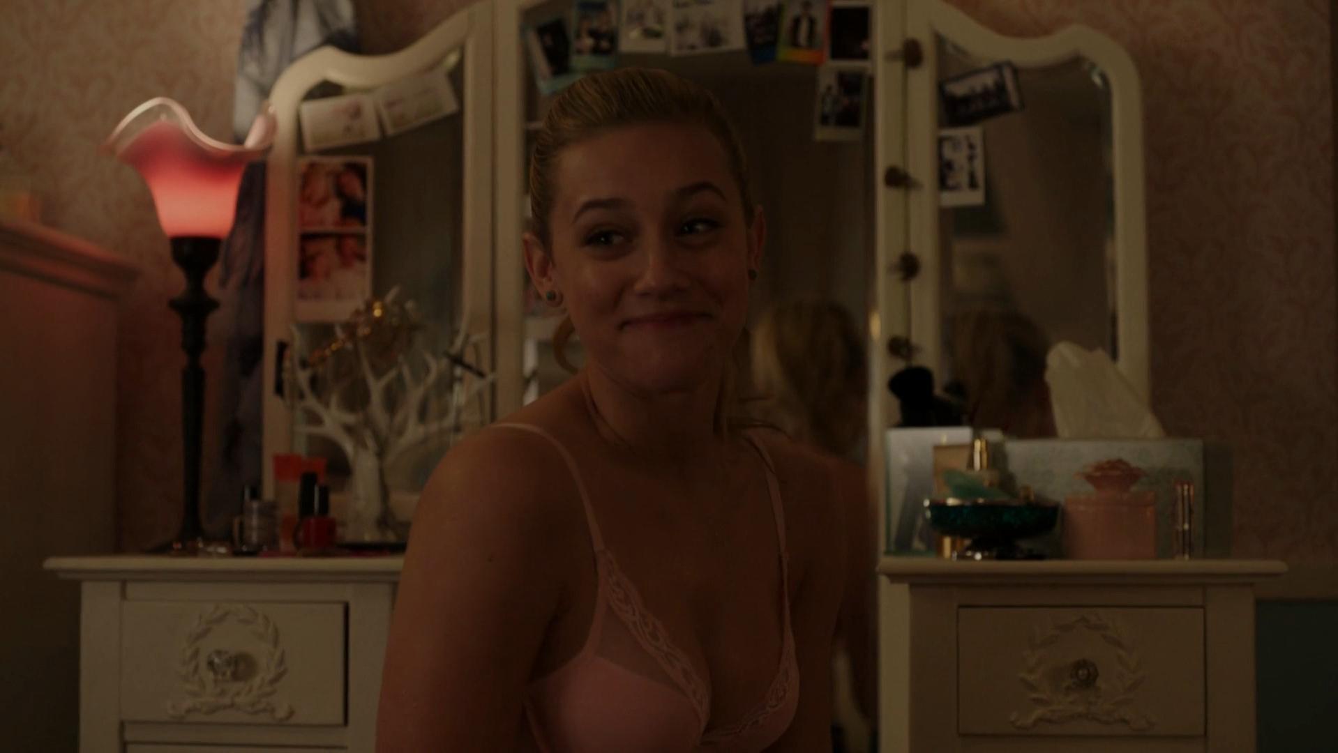 Lili Reinhart sexy – Riverdale s01e01 (2017)