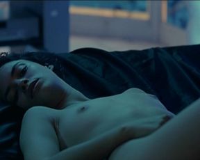 Berenice Bejo topless – 24 heures de la vie d’une femme (2002)