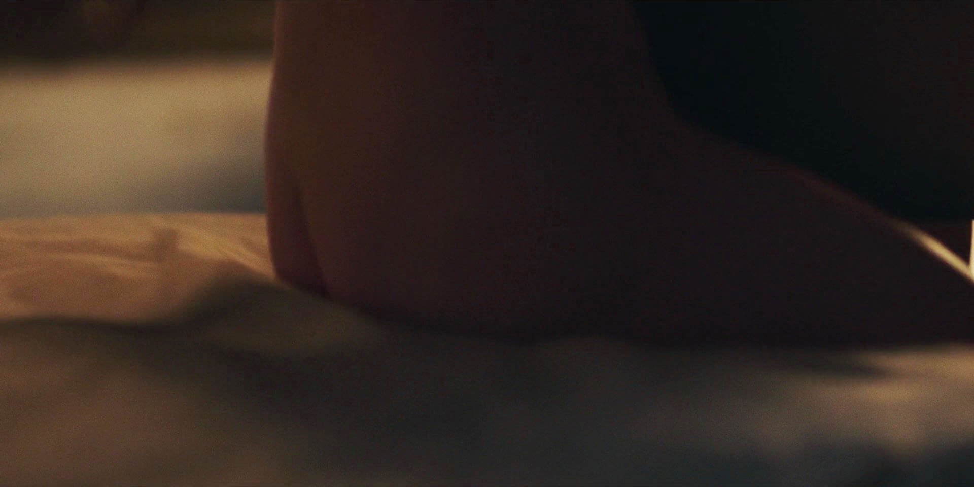 Elizabeth moss nude