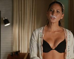 Olivia Munn sexy – Freeloaders (2011)