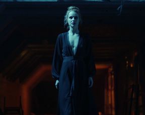 Gia Crovatin nude – Van Helsing s02e02 (2017)