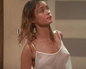 Emmanuelle Beart nude – A gauche en sortant de l’ascenseur (1988)