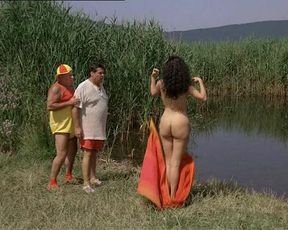 Ramona Badescu nude – Le Nuove Comiche (1994)