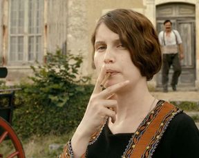 Laetitia Casta nude – Derriere les murs (2011)