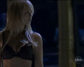 Laura Vandervoort sexy – V s02e01 (2011)
