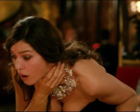 Monica Bellucci nude – Des gens qui s’embrassent (2013)