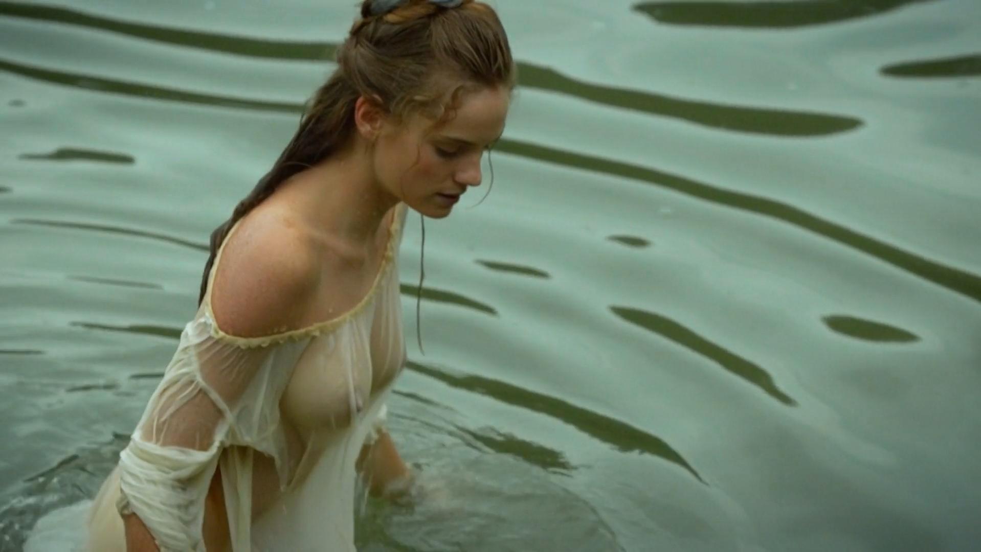 Noemie Schmidt nude – Versailles s01e01-04 (2015)