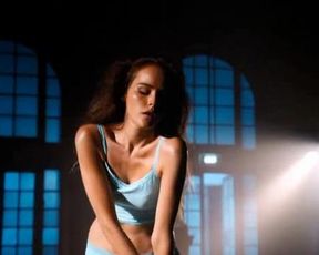 Isabel Lucas sexy – A Heartbeat Away (2011)