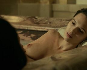 Anna Brewster nude – Versailles s02e01 (2017)