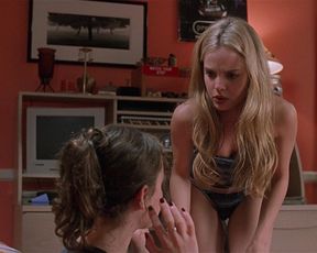 Mena Suvari nude – American Beauty (1999)