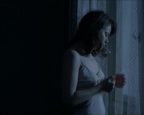 Lou de Laage sexy – Les Innocentes (2016)