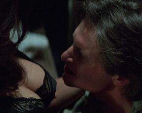 Demi Moore sexy – Disclosure (1994)