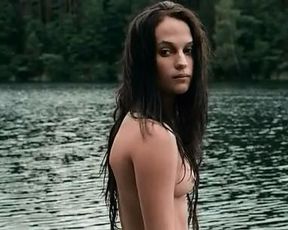 Alicia Vikander nude – Kronjuvelerna (2011)