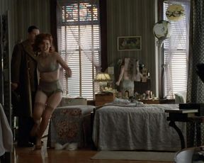 Debra Messing sexy – A Walk in the Clouds (1995)