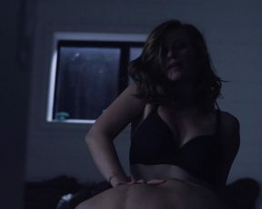 Cassidy Freeman sexy, Lucy Griffiths sexy – Don’t Look Back (2014)