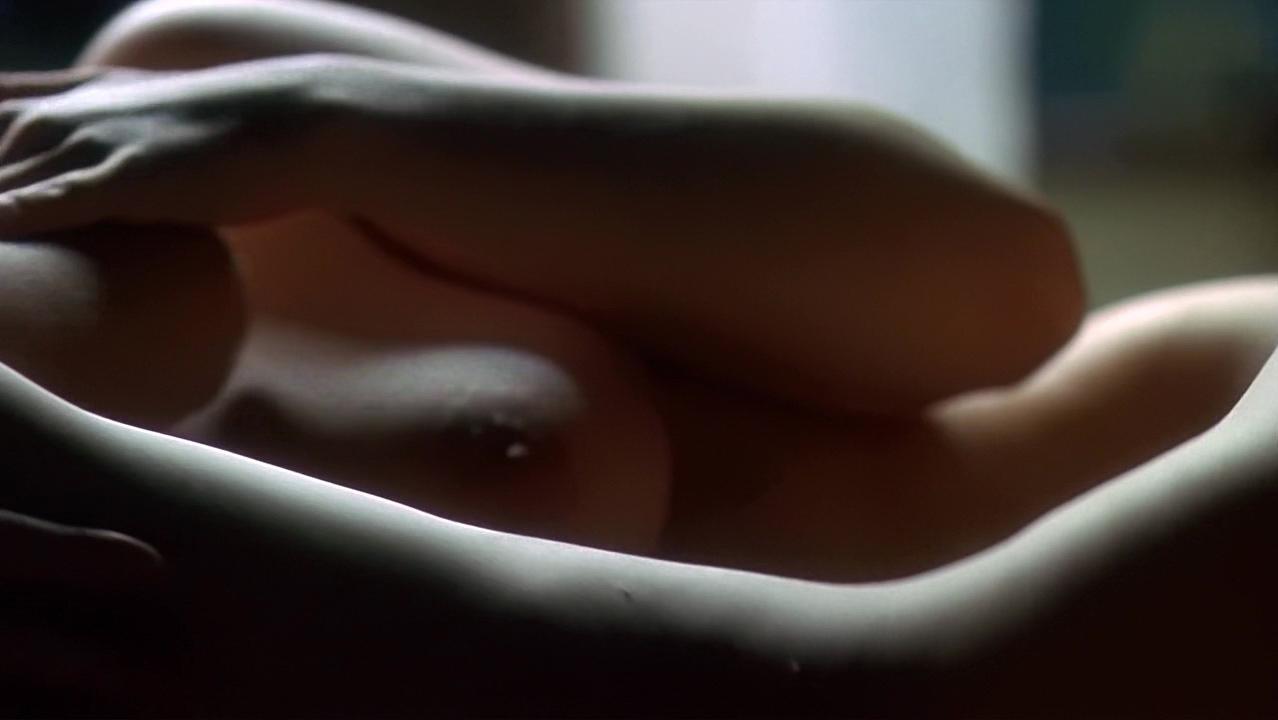 Jessica Pare nude, Piper Perabo nude – Lost and Delirious (2001)