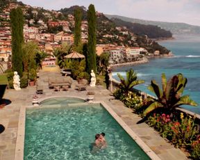 Lindsay Lohan sexy – Liz and Dick (2012)