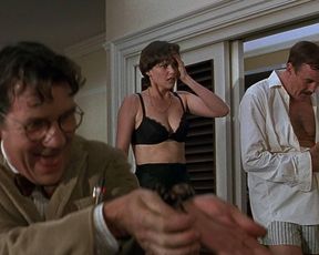 Carey Lowell sexy, Jamie Lee Curtis sexy – Fierce Creatures (1997)