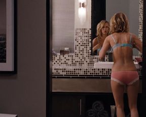 Kristen Wiig sexy – Bridesmaids (2011)