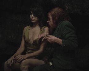 Eva Mendes sexy – Holy Motors (2012)