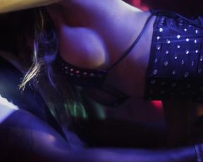 Carmen Electra sexy – Lap Dance (2014)